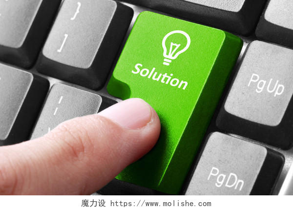 键盘上的绿色解决方案按钮的特写
